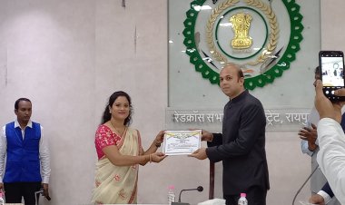 कृषि विकास अधिकारी अभनपुर को कलेक्टर ने किया सम्मानित।
