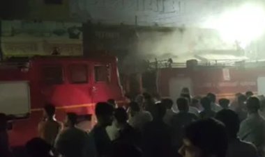 CG Breaking News : गोल बाजार की दुकानों में लगी भीषण आग, चार दुकानें जलकर खाक, इलाके में मची अफरा-तफरी
